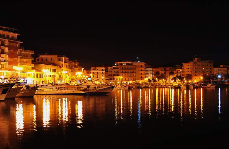 porto di anzio di notte